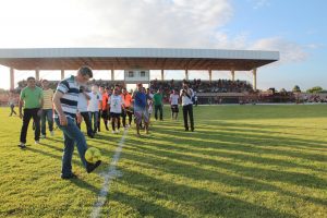 Romero Jucá fazendo embaixadinhas em Estádio de Caracaraí