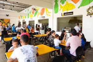 Imagem de pessoas comendo na praça de alimentação do Mercado de São Francisco, em Boa Vista