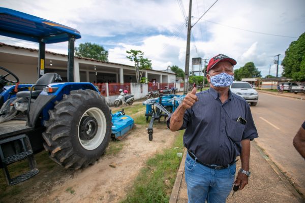 Pedro da Farmácia ao lado de um dos tratores que foram entregues na Samaúma