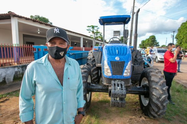 Produtor José Maria Moreira em frente de trator fala sobre Tratores entregues na Samaúma