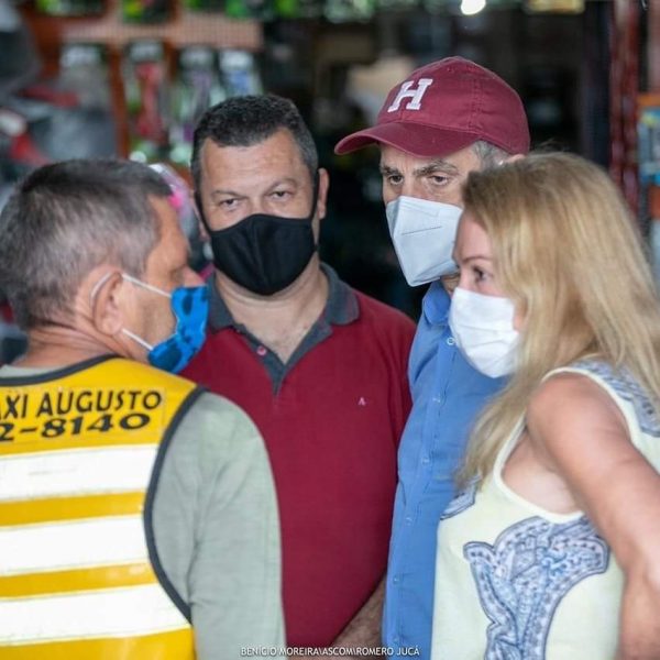 Romero Jucá e Teresa Surita ouvindo os moradores. Time do MDB em ação