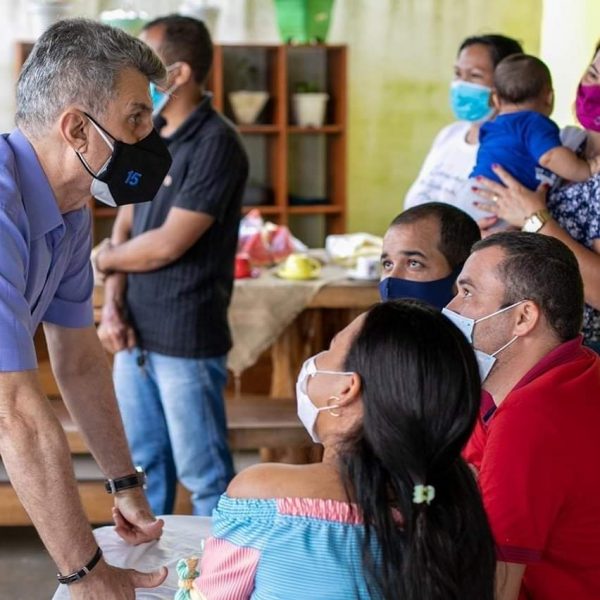 Romero Jucá de frente para moradores de Rorainópolis ouvindo as reivindicações