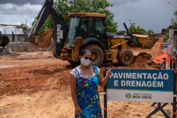 Ozineide Silva na frente de obra de asfalto no bairro São Bento