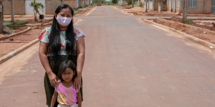 Tamara Cunha e a filha em rua asfaltada. Imagem mostra mais asfalto