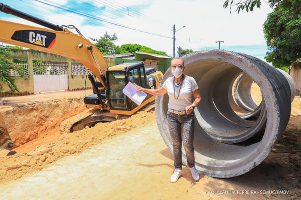 Teresa Surita em obra de drenagem no Silvio Leite