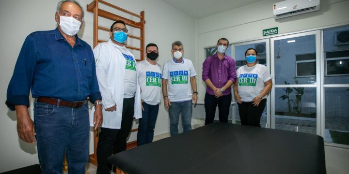 Jucá e outros presentes na inauguração do centro de reabilitação