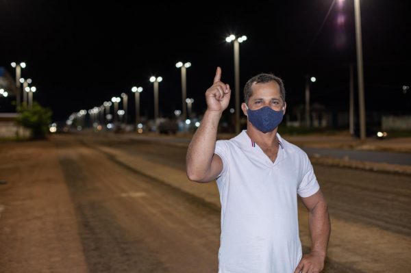 Daniel da Silva aponta pra cima em direção à nova iluminação no Baliza
