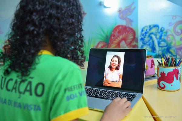 Professores se dedicam as aulas remotas durante a pandemia