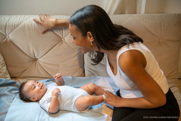 Mãe de licença brincando com o bebê