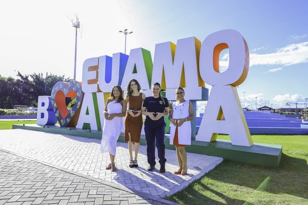 Grávidas no letreiro Eu Amo Boa Vista