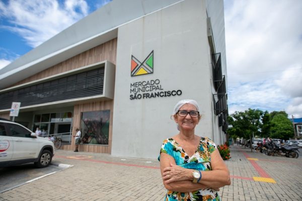 Vanda sorrindo no Mercado Municipal