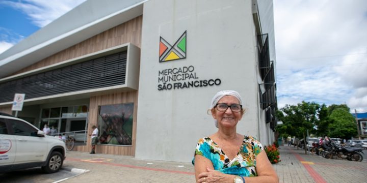 Vanda sorrindo no Mercado Municipal