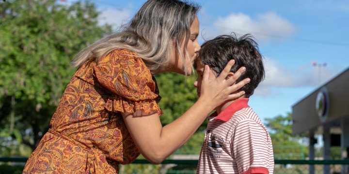 Mae Wiliane beija a testa do filho em praça de Boa Vista Roraima
