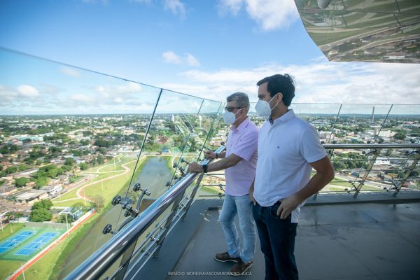 Romero e Rodrigo Jucá no Mirante do Parque do Rio Branco observando o horizonte
