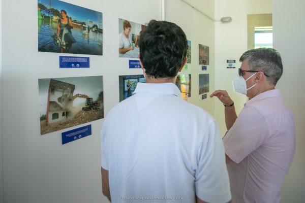 Romero e Rodrigo Jucá olham quadros dentro do Mirante