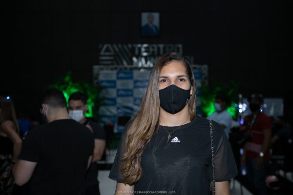 Vitória Almeida sorrindo