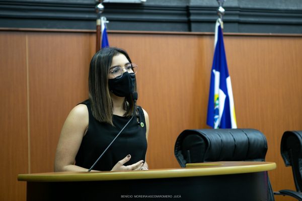 Emilly Coelho no plenário da Assembleia Legislativa