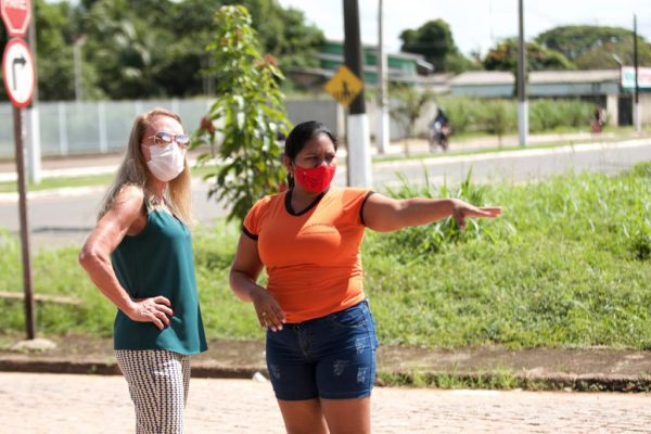 Teresa Surita ouvindo moradora de Caracarai