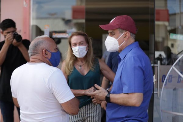 Jucá e teresa conversam com morador de Caracaraí. MDB por aí