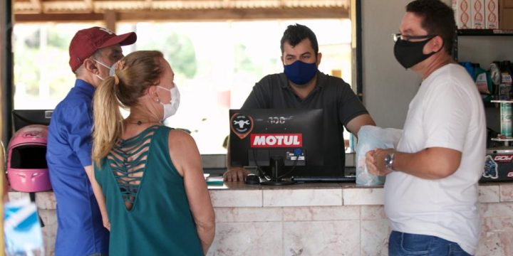 Romero Jucá e Teresa Surita conversando com moradores de Caracaraí