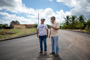 Romero Jucá e James no asfalto em São Luiz