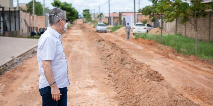 Jucá olha obra de drenagem em rua