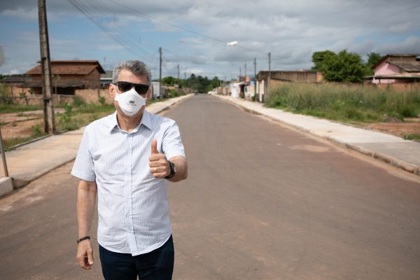 Jucá faz sinal de positivo em rua asfaltada