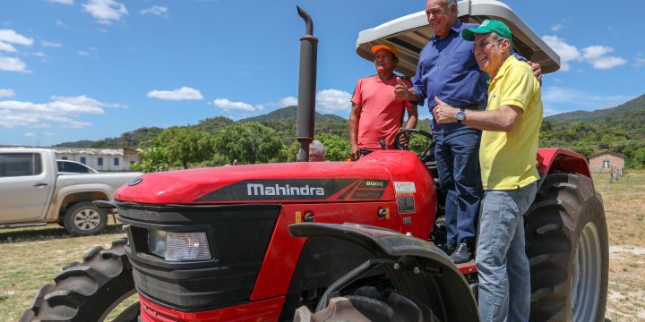 Jucá, deputado Édio e agricultor em cima de um trator. Equipamentos ajudam nas vicinais de Mucajaí