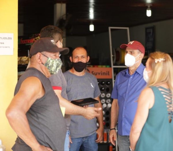 Jucá e Teresa conversam com os comerciantes. MDB Por Aí