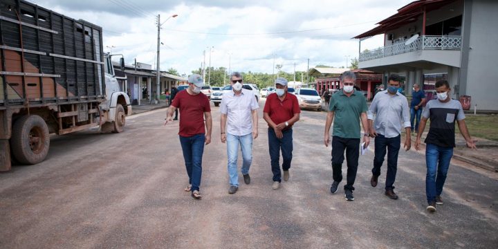 Jucá, Édio e integrantes do MDB Por Aí em rua de Entre Rios. Região está com as vicinais ruins