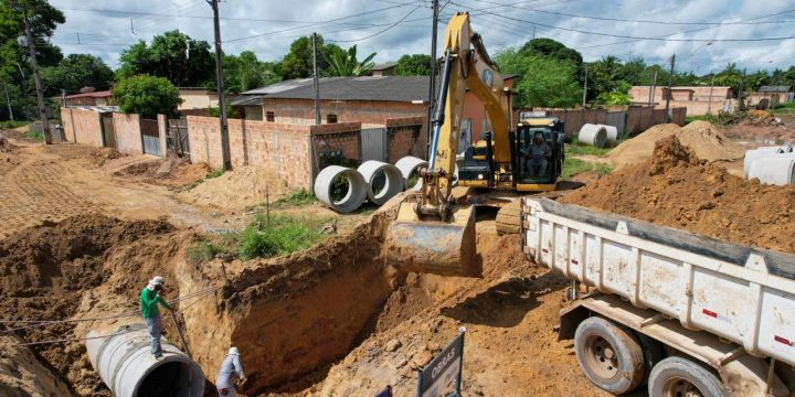Máquinas e homens trabalhando em drenagem no bairro Araceli
