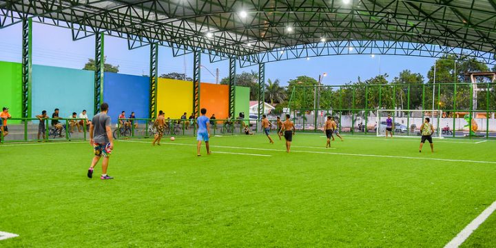 Jovens jogando bola em quadra society de Boa Vista. Dia do Futebol