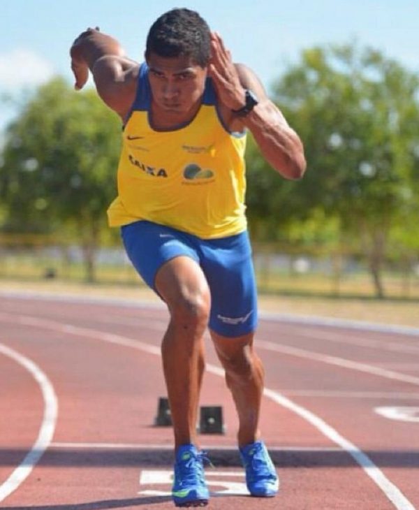 Ailson Feitosa correndo na Vila