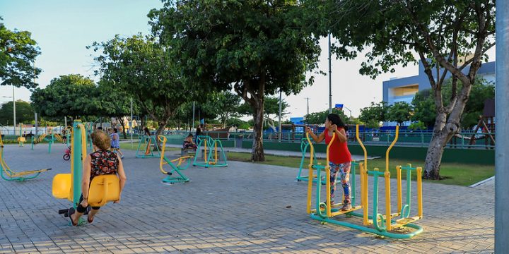 Pessoas praticando exercícios em uma praça de Boa Vista, a Cidade do Esporte
