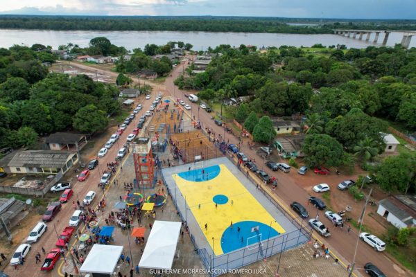 Vista Aérea Praça de Vista Alegre, em Caracaraí, com rio Branco no fundo. Esporte em Roraima tem em todos os lugares