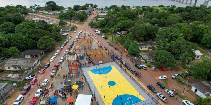 Vista Aérea Praça de Vista Alegre, em Caracaraí, com rio Branco no fundo. Esporte em Roraima tem em todos os lugares