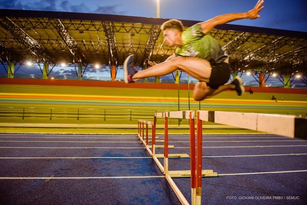Vila Olímpica oferece natação, karatê, vôlei, atletismo e ginástica para todas as idades