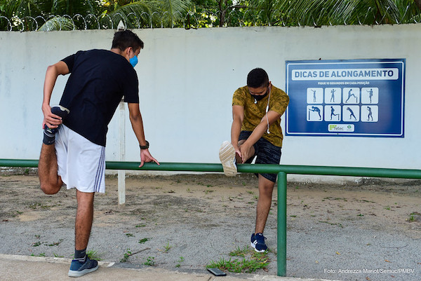 Pessoas usam a Vila 