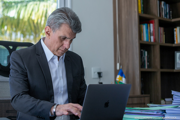 Romero Jucá digitando em um notebook para artigo Por que fechar leitos de UTI