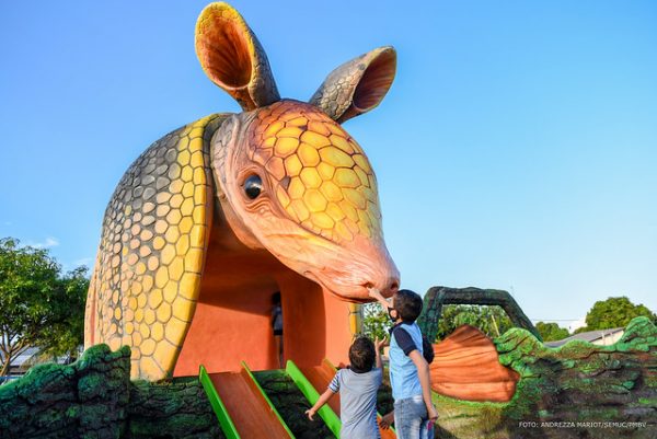 Crianças se divertem na selvinha amazônica