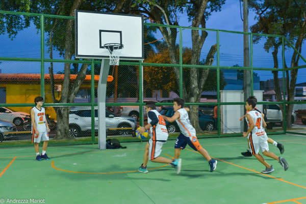 Praça novinha toda equipada com parques infantis e aparelhos de esporte