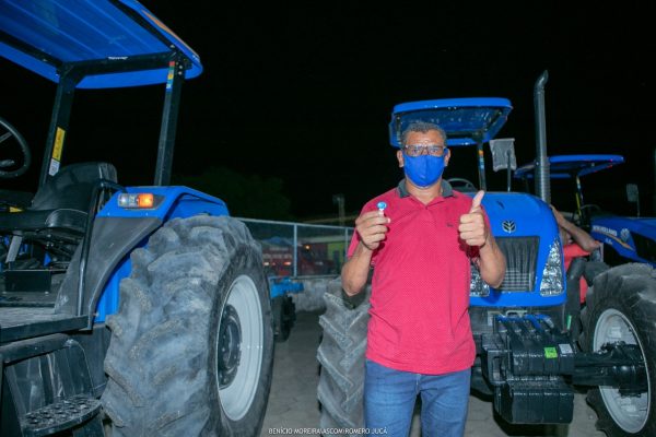Chico da Penha segura a chave do trator que mostra o investimento na agricultura de Mucajaí