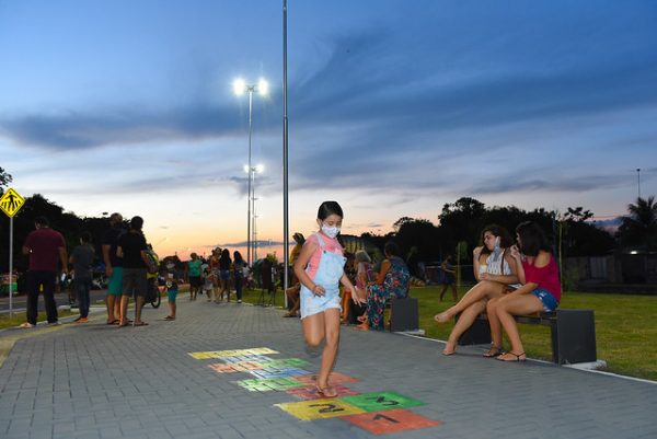 O que Boa Vista tem? Crianças brincando nas praças da cidade