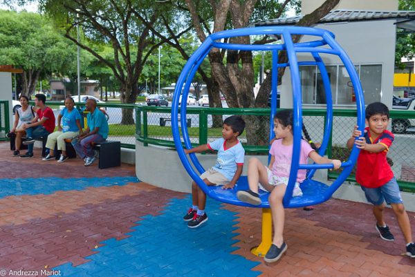 Crianças brincando no parquinho infantil em Boa Vista