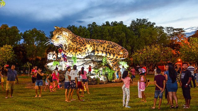 Onça pintada gigante na praça Germano Sampaio