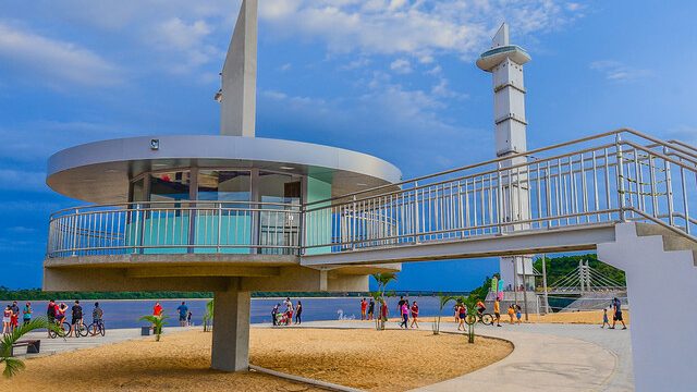 Pessoas aproveitando para caminhar na praia de Boa Vista