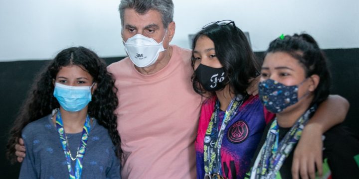 Esporte no interior: Romero Jucá posa ao lado de jovens campeãs do município do Cantá, em Roraima