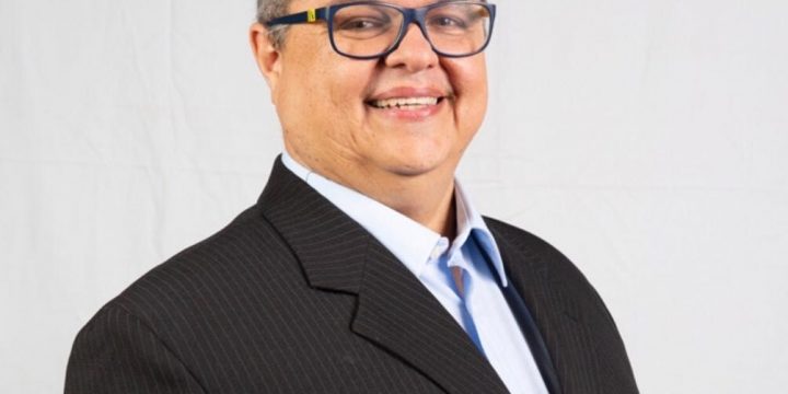 Frutuoso Lins vestido de terno sorri. Ele agora é do MDB