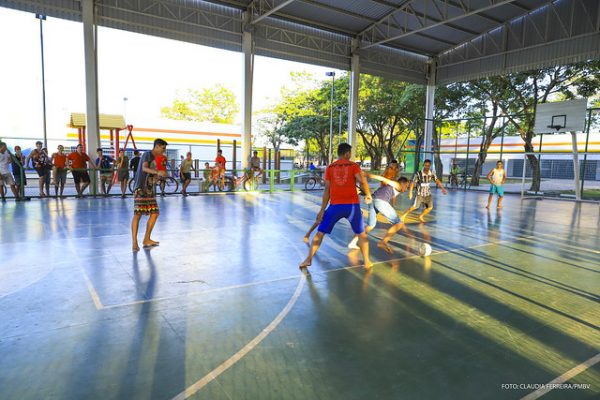 Prática de futebol na quadra do Parque Germano Sampaio