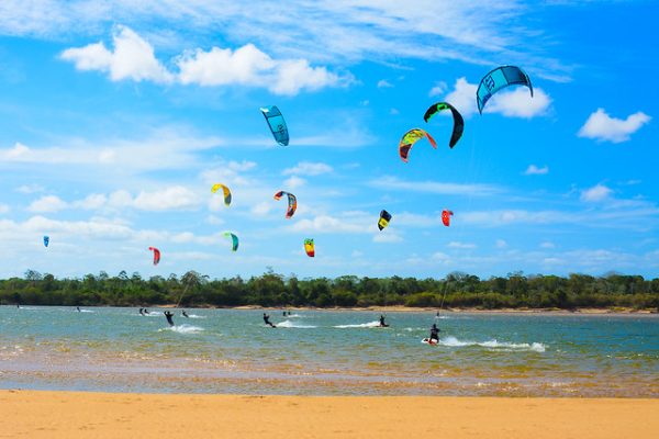 Prática de esportes aquáticos durante o verão